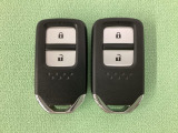 スマートキーを装備しています。鍵を差し込むことなくドアロックの開け閉めと、スタートボタン操作でのエンジンスタートができます。スペアキーも同じものを用意しております。