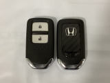スマートキーを装備しています。鍵を差し込むことなくドアロックの開け閉めと、スタートボタン操作でのエンジンスタートができます。スペアキーも同じものを用意しております。
