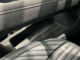 運転席手元に、ティッシュBOXや手荷物を置けるスペースあります☆