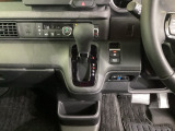 足元スッキリ、インパネシフトです。パーキングブレーキは電子制御パーキングブレーキタイプなので、運転席と助手席の間がスッキリしています。