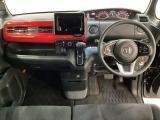 車内は光触媒抗菌消臭施工済です。インパネ周りはスタイリッシュなデザインで機能や装備も充実しています。グローブボックスやカップホルダーのほかにトレーなどたくさんの収納スペースが付いています。