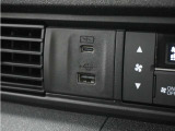 ◆USB接続端子◆スマホやiPodなどを接続して、いつもの音楽を車内でもお楽しみいただけます♪