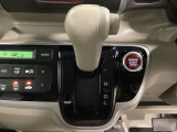 CVT車のセレクトレバーです。低速から高速まで、変速ショックのないスムーズな走りを実現するとともに、エンジン効率のよい領域を維持することで燃費にも貢献します。