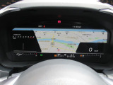 運転に必要な情報をグラフィカルに表示し、少ない視線移動で瞬時に認識できる先進的な液晶メーター。こちらはナビゲーション情報と連携する「地図画面」になります。