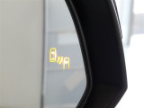 ブラインドスポットモニター装備。隣車線を走る車両を検知。ドアミラーでは確認しにくい後方、側方エリアに存在する車両や急接近してくる車両も検知しドアミラーに搭載されたLEDインジケーターが点灯します。