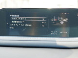 こちらのお車には先進安全装備が多数搭載されています。衝突被害を回避あるいは軽減するためのブレーキや、後方死角からの接近警報、車線逸脱を防止する警報装置など、詳しくはスタッフまでお尋ねください。
