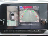 アラウンドビュー付き。上空から車両を見下ろしたような画像に加工された映像をディスプレイで確認しながら車庫入などができ大変便利です。