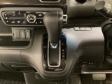 CVT車のセレクトレバーです。低速から高速まで、変速ショックのないスムーズな走りを実現するとともに、エンジン効率のよい領域を維持することで燃費にも貢献します。