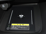 ワイヤレス充電器がついています。対応スマートフォンを置くだけで充電が可能です。