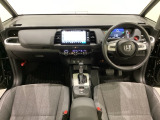 車内は光触媒抗菌消臭施工済です。スタイリッシュなデザインでスポーティなインパネ周りを演出します。グローブボックスやカップホルダーのほかにトレーなどたくさんの収納スペースが付いています。