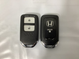 スマートキーを装備しています。鍵を差し込むことなくドアロックの開け閉めと、スタートボタン操作でのエンジンスタートができます。スペアキーも同じものを用意しております。