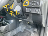 駐車ブレーキは手動式です