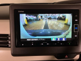 【バックカメラ】運転が苦手な方も車庫入れラクラクです!ギアをリバースに入れれば自動的に切り換わりますので、面倒な操作は不要です♪狭い駐車場もお車を傷つけず安心ですね!