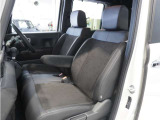 【フロントシート】からだを包みこむような形状でホールド感があり、ロングドライブでも疲れにくいシート。後ろの席のゆとりも考えた背面形状など、機能を踏まえながらスマートなデザイン!
