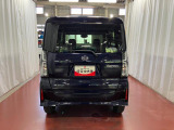 跳ね上げ式バックドアなので、雨天時の荷物の出し入れの際も濡れにくいです。