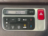 【オートエアコン】一度お好みの温度に設定すれば、車内の温度を検知し風量や温度を自動で調整。暑い&hellip;寒い&hellip;と何度もスイッチ操作をする必要はありません。快適な車内空間には必須の機能ですね♪