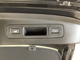 荷物が多くて手がふさがっている時に重宝する「ハンズフリーアクセスパワーテールゲート」搭載車。