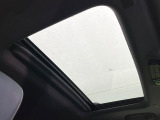 【サンルーフ】ボタンひとつで開閉可能!開放感たっぷりのサンルーフが装着されています!車内に明かりを取り入れたり景色を楽しむ以外にも、よどみがちな車内の空気も簡単に換気できて快適です!