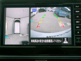 リバースにシフトするとまるで上空から見下ろしているような感じにナビゲーション画面に映し出します