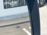 【ブラインドスポットワーニング】走行中、ドアミラーの死角になりやすい箇所に後続車が接近するとサイドミラー付近に警告を表示、ドライバーに注意喚起をしてくれます。
