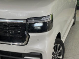 【LEDヘッドライト】悪天候や夜間走行時も良好な視界を確保し安心して運転できる高輝度LEDヘッドライトを装備!点灯速度が早く、消費電力も抑えられています。