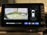 リバースギアに入れるだけで後方の表示へ切り替わります。夜間や雨の日の駐車も楽になりますよ。