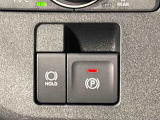 指先だけで簡単に操作が可能な電動パーキングブレーキを採用。「HOLD」スイッチを押すと、渋滞や信号待ちなどでブレーキペダルから足を離しても、ブレーキを保持するので安心です