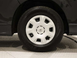 タイヤサイズは(195/80R15)でキャップ付きスチールホイールです。