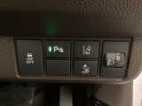 ハンドルの右側にはヘットライトリベライザーとHondaセンシング用のメインスイッチがついています。ヘッドライトリベライザーは道路状況や積荷の加重に応じてライトの高さを調節できます。