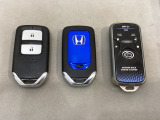 スマートキーを装備しています。鍵を差し込むことなくドアロックの開け閉めと、スタートボタン操作でのエンジンスタートができます。加えて、リモコンエンジンスターター用の操作キー(社外品)もついています。