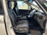 操作性とデザイン性を兼ね備えた運転席となっております。