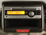 純正CDチューナーにはAUX入力端子がついてますので外部入力から音楽などを楽しめます。その下には1DIN分の小物入れがついています。CDケースなどを入れるのに便利です。