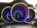 真ん中にスピードメーターを配した、見やすい3眼メーターになっています。右側のインフォメーション画面でオドメーターや燃費などの情報を確認できます。
