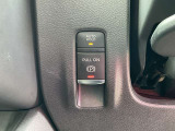 オートブレーキホールド機能は、ブレーキ操作によって停車した際に、自動的にブレーキ力を保持する機能。ブレーキ力が保持されているときにアクセルを踏むと、自動的にブレーキが解除され、発進することができます。
