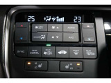 運転席と助手席の温度設定の変更が可能な左右独立タイプのデュアルエアコンです♪♪♪暑がりな人・寒がりな人も誰もが車内を快適にお過ごしいただけます♪♪♪