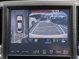 パノラミックビューモニターを装備!上から車両を見下ろしたような映像をナビ画面に表示できます。車両前後左右に搭載した4つのカメラ映像を継ぎ目なく合成!目視では見えない部分もリアルタイムで見れます。