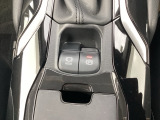 電子パーキングブレーキ、ブレーキホールド搭載!パーキングブレーキは手動で解除スムーズな発進が可能。ブレーキホールドは停車中に、ブレーキペダルを踏み続けなくても、自動的にブレーキを保持する機能です。