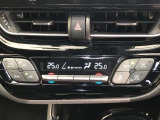 運転席、助手席別々に温度設定ができるデュアルエアコン装備です。男性が暑いと感じても、女性は寒いと感じる、そんな時の車内温度を別々に調節できるので、ストレスなくドライブをお楽しみいただけます。