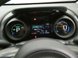 スタイリッシュなデザインのインパネ。各操作スイッチは使いやすい位置に配置されてます。