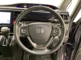 ハンドルにHondaセンシング系のクルーズコントロールやレーンキープアシストなどのスイッチと、オーディオの操作スイッチが装備されています。ハンドルから手を離さず安全に操作できます。