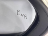 【ブラインドスポットモニター】走行中、ドアミラーの死角になりやすい箇所に後続車が接近するとサイドミラーのレンズに警告を表示!ドライバーに注意喚起をしてくれます。