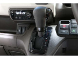 インパネシフトだから視線の移動も少なく足元もスッキリ♪運転席もゆったりしているのでゆとりを持ってドライブできますね!