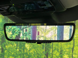 【デジタルインナーミラー】後席の大きな荷物や同乗者で後方が確認しづらい時でも安心!カメラが撮影した車両後方の映像をルームミラー内に表示。クリアな視界で状況の確認が可能です!