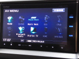 フルセグTV搭載。CD/DVD再生、Bluetoothオーディオに対応しています。