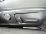 運転席パワーシート搭載。微妙な調整が手軽にでき、ピッタリのポジションで運転することが可能です。
