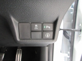 パーキングセンサーや横滑りを防ぐVSA等のスイッチ類は運転席の右側、手の届きやすい位置にあります。