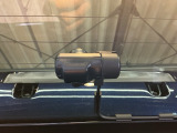 【ドラレコ・後方カメラ】届きにくい後方の視界を映像でカバーし、トラブルの抑止力にもなります。万が一の際、状況を正確に証明できる安心感が、毎日のドライブに落ち着きと確かなゆとりを添えてくれます。