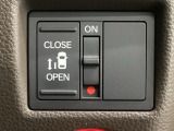 【片側パワースライドドア】片側がパワースライドドアになっており、運転席のスイッチやスマートキーでも開閉が可能です!開口部も広いので乗り降りも楽々♪