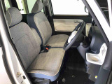 運転席の座面高さを調整できるシートリフターが付いています。フロントシートはベンチシートを採用で、座面も広く使い勝手もいいですよ♪