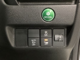 ハンドルの右側にはヘッドライトレベライザーとVSA(ABS+TCS+横滑り抑制)の解除スイッチがついています。ヘッドライトレベライザーは道路状況や積荷の加重に応じてライトの高さを調節できます。